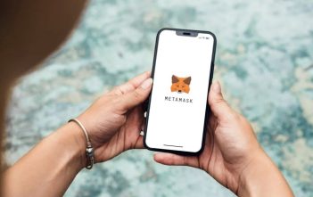 MetaMask logo with Solana blockchain icons and dApps interface
