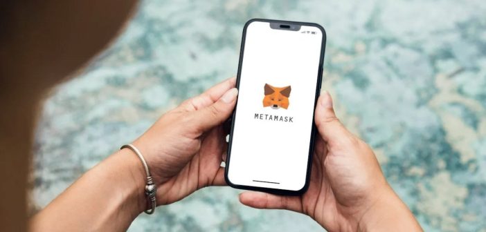 MetaMask logo with Solana blockchain icons and dApps interface