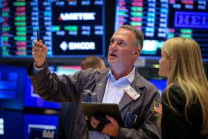 Traders monitoring financial markets amid geopolitical developments and Federal Reserve announcements